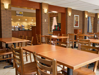 Days Inn & Suites Traverse City 05.[1]
